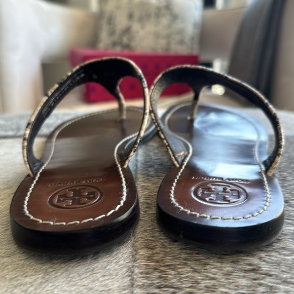 Tory Burch thong sandal in a neutral python print with gold colored emblem - Picture 6 of 8